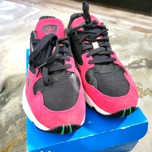 Adidas tennis shoes size 9